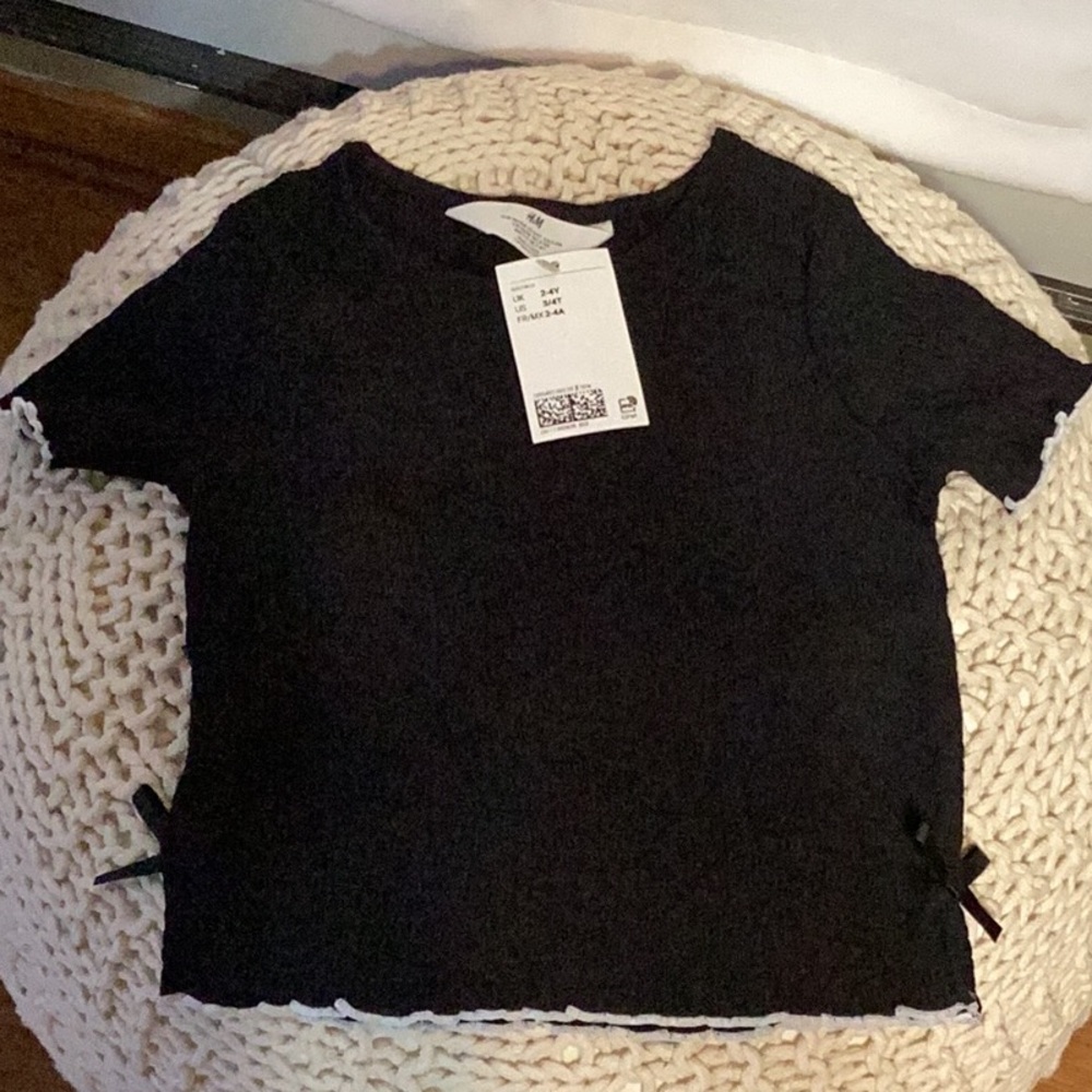 H&M Black and Cream Fitted Ribbed T-Shirt 3/4T